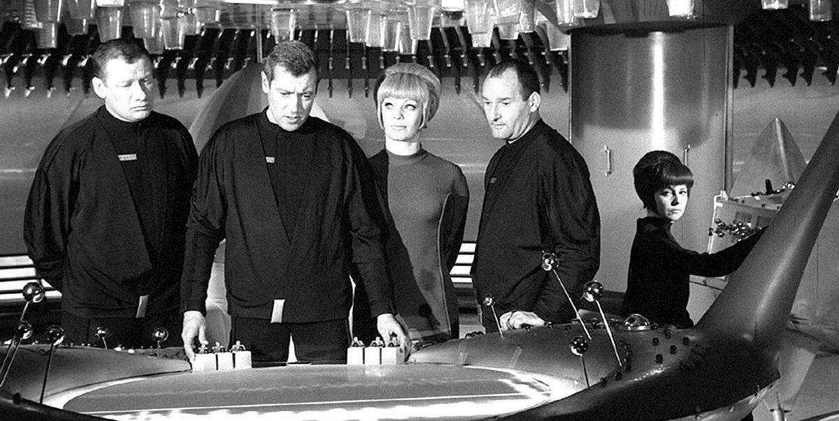 So sah die Zukunft im Jahr 1966 aus: Dietmar Schönherr (Zweiter von links) in „Raumpatrouille Orion – Rücksturz ins Kino“.