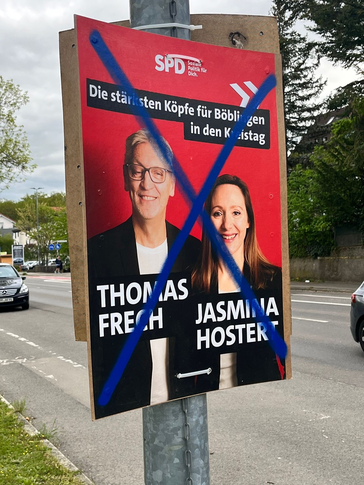 Dieses Plakat der SPD wurde mit blauer Farbe durchgestrichen. Bild: z