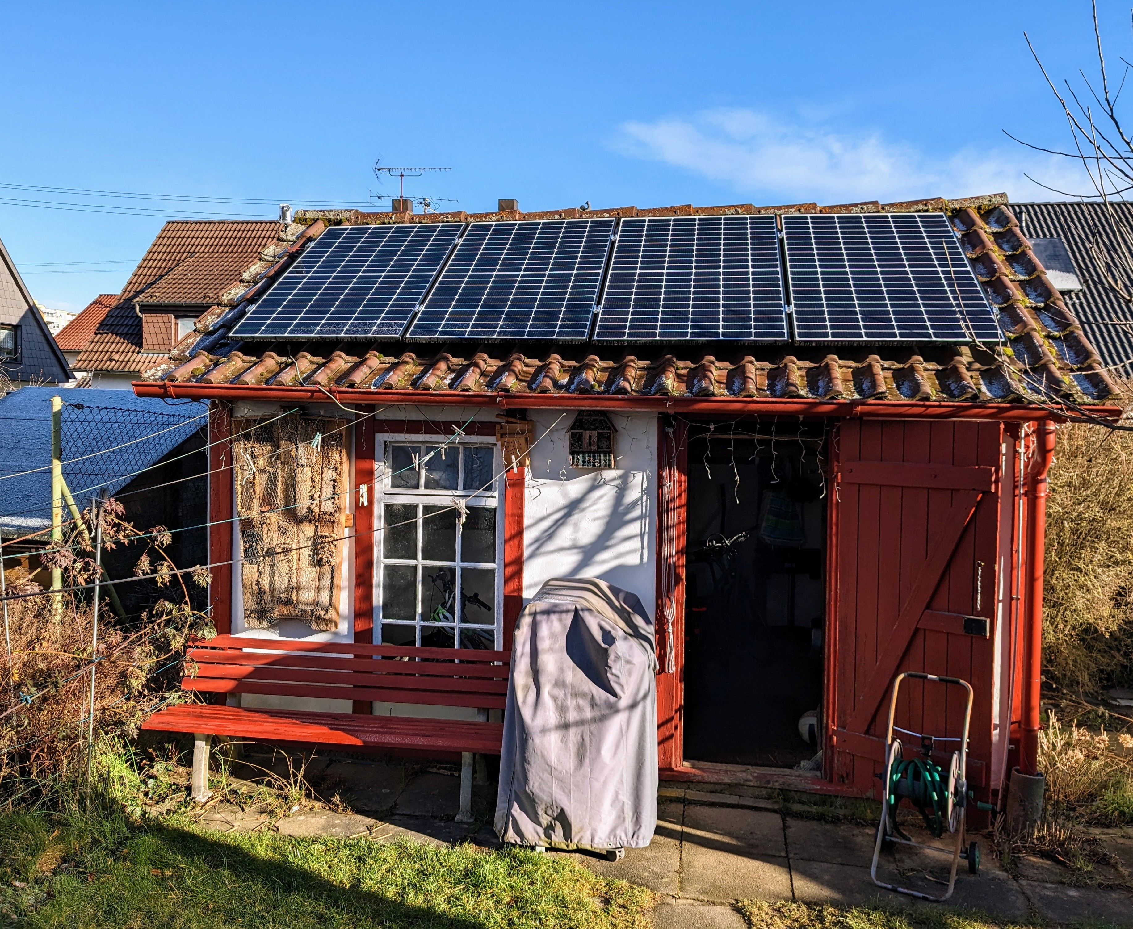 Auch auf der keinsten Hütte kann eine Photovoltaikanlage installiert werden.  Bild: z