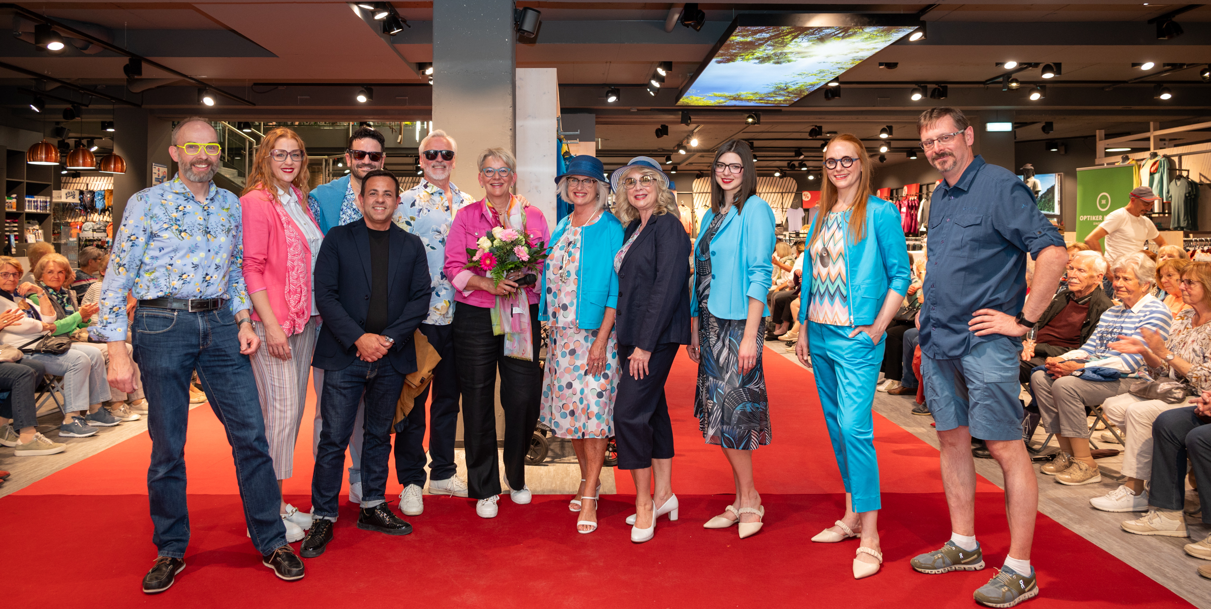 Die Innenstadthändler Henning Mezger (links), Roberto Pianu (Dritter von links), Carola Klein (mit Blumenstrauß) und Robert Klotz (rechts) präsentierten die aktuelle Mode.