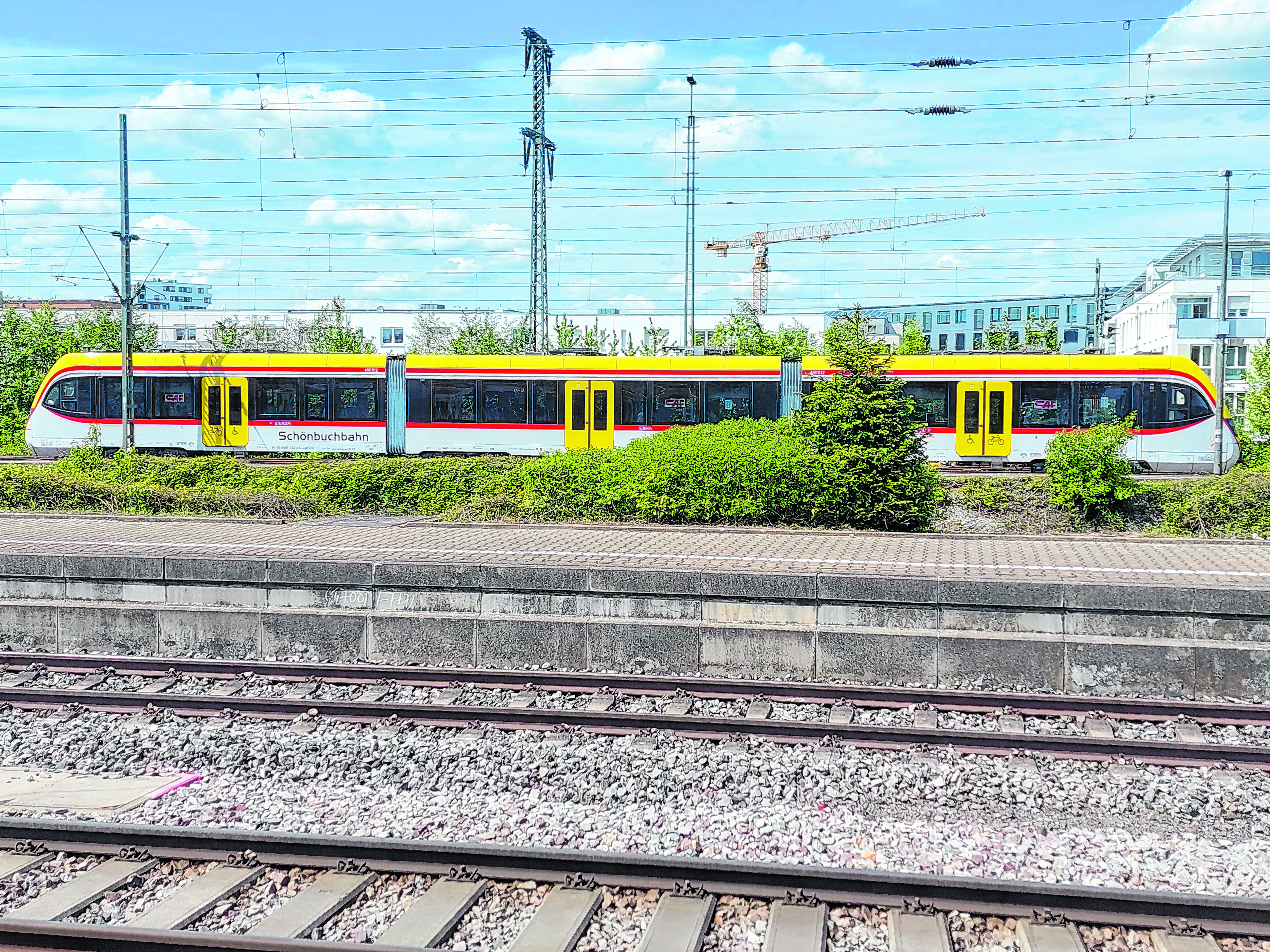 Ein neuer Triebwagen der Schönbuchbahn steht auf dem Gleis. Die Betriebserlaubnis für die Fahrzeuge fehlt immer noch.