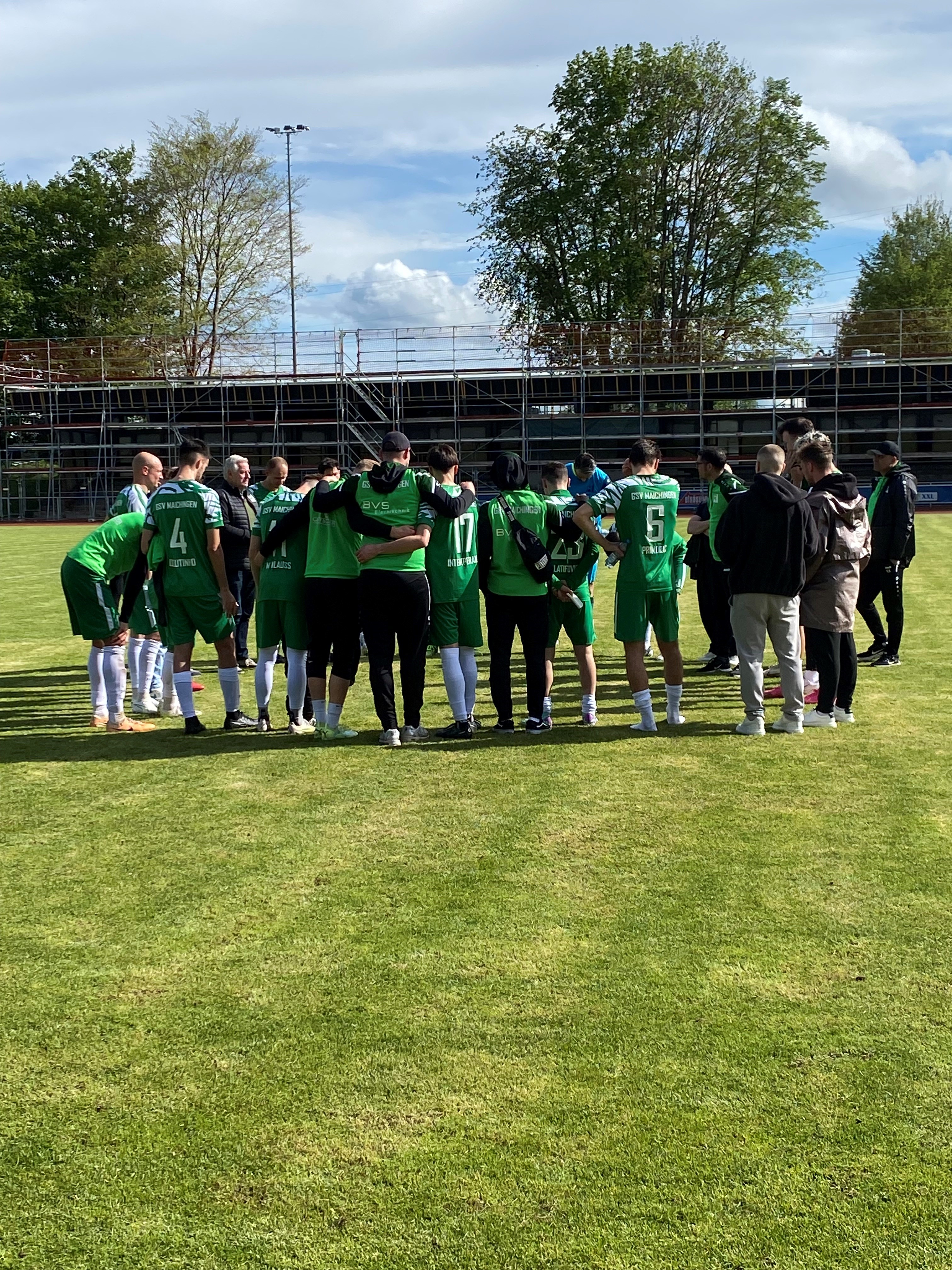 Nach der 0:3-Niederlage bildeten die Maichinger Spieler, Trainer uned Funktionäre einen Kreis. Mittwoch wartet die TSG Hofherrnweiler-Unterrombach.Bild: Hamann