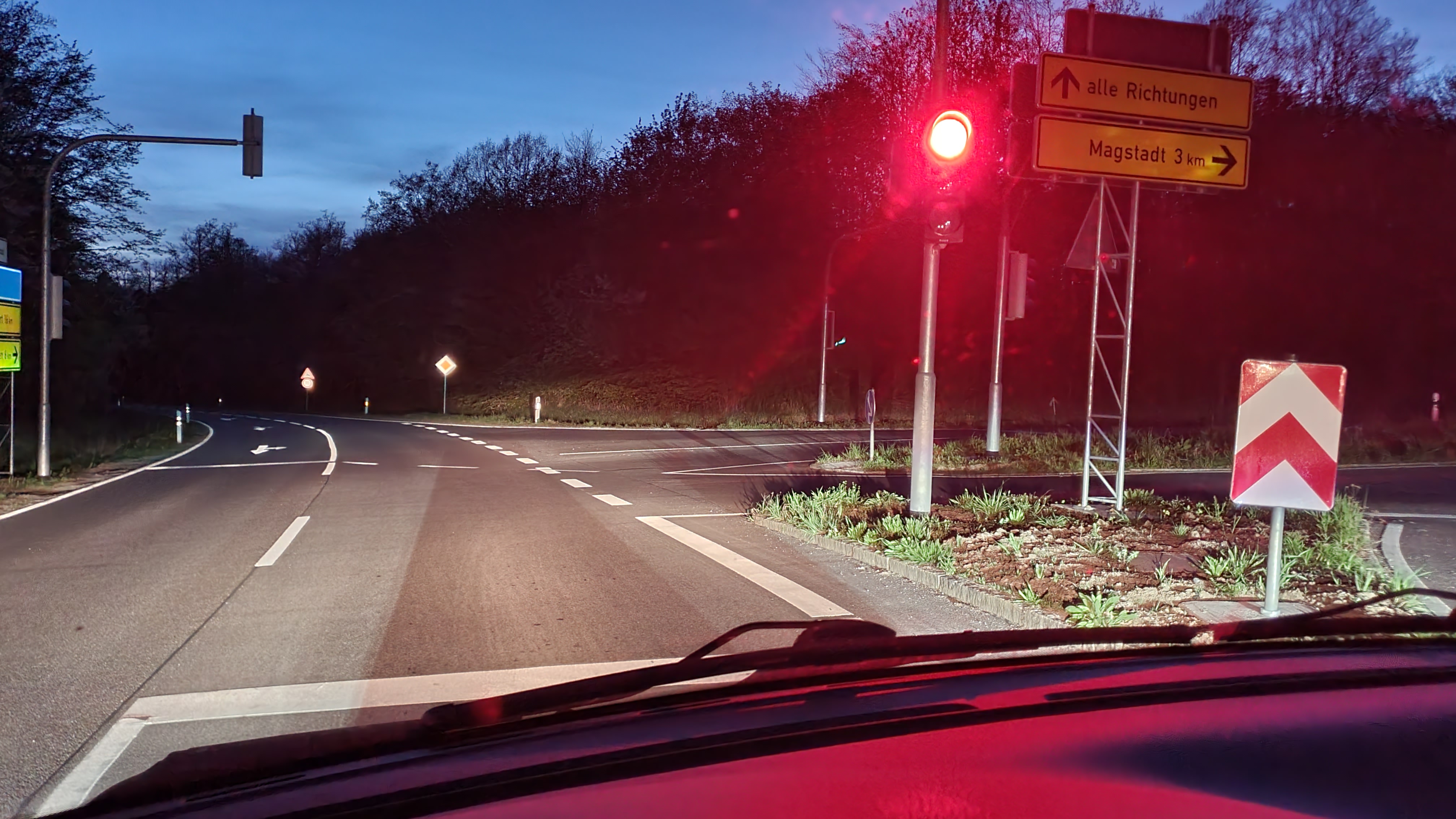 Nachts an der Aspenschopf-Kreuzung: Kein Auto im Gegenverkehr und dennoch lange Wartezeiten an der Ampel.