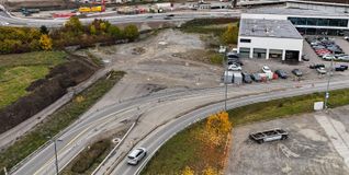 Die Flugfeld-Allee wird verlängert und führt künftig links am L-förmigen Gebäude vorbei. Dort mündet sie in die neue Kreuzung, die ab Februar 2026 gebaut wird.