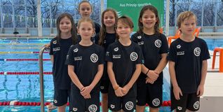 Clara Umrath, Lara Seibt, Marlene Hoffmann (hintere Reihe von links), Annika Schoch, Bastian Bauer, Ben Kilper; Vladimir Vorobev (vorne von links).