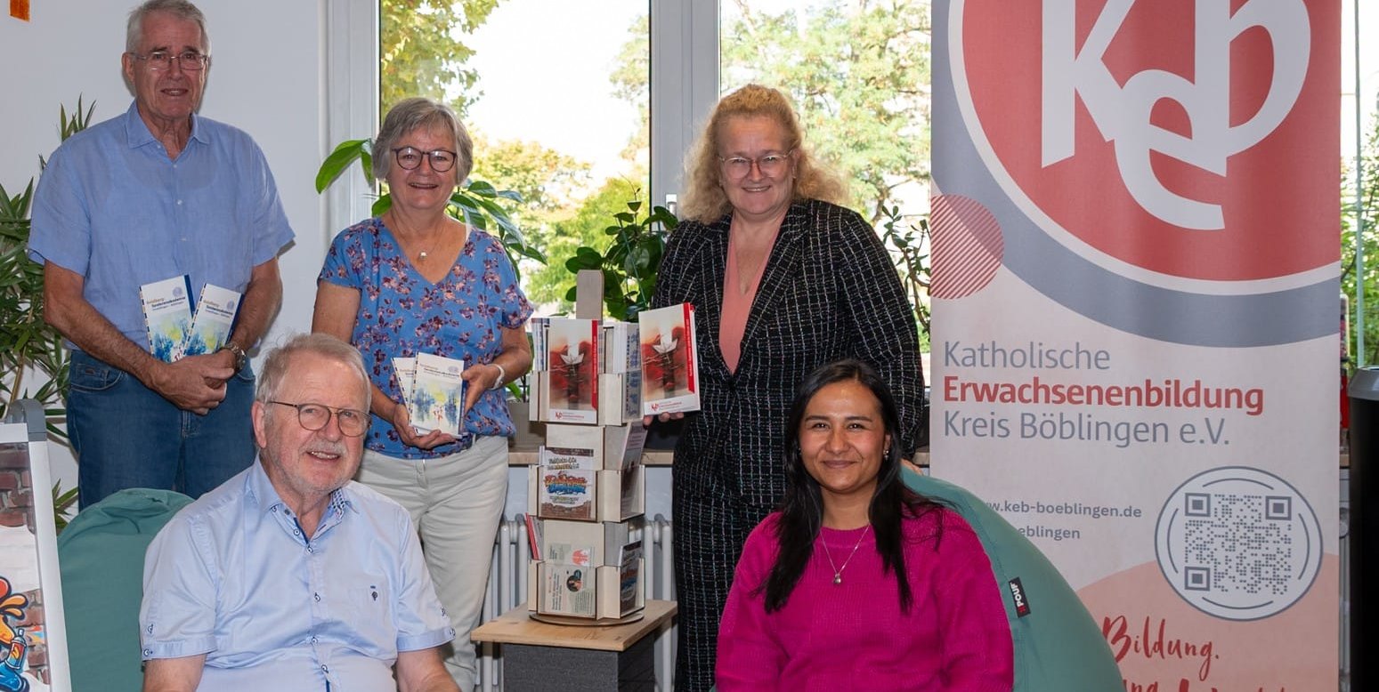 Walter Wejwar, stellvertretender Vorsitzender KEB, Angela Marcela Frisch (KEB) (vorn), Franz Kugler und Susanne Fuchs (Goldbergseniorenakademie) und Dr. Ute Reuter (KEB) präsentieren die Programme.