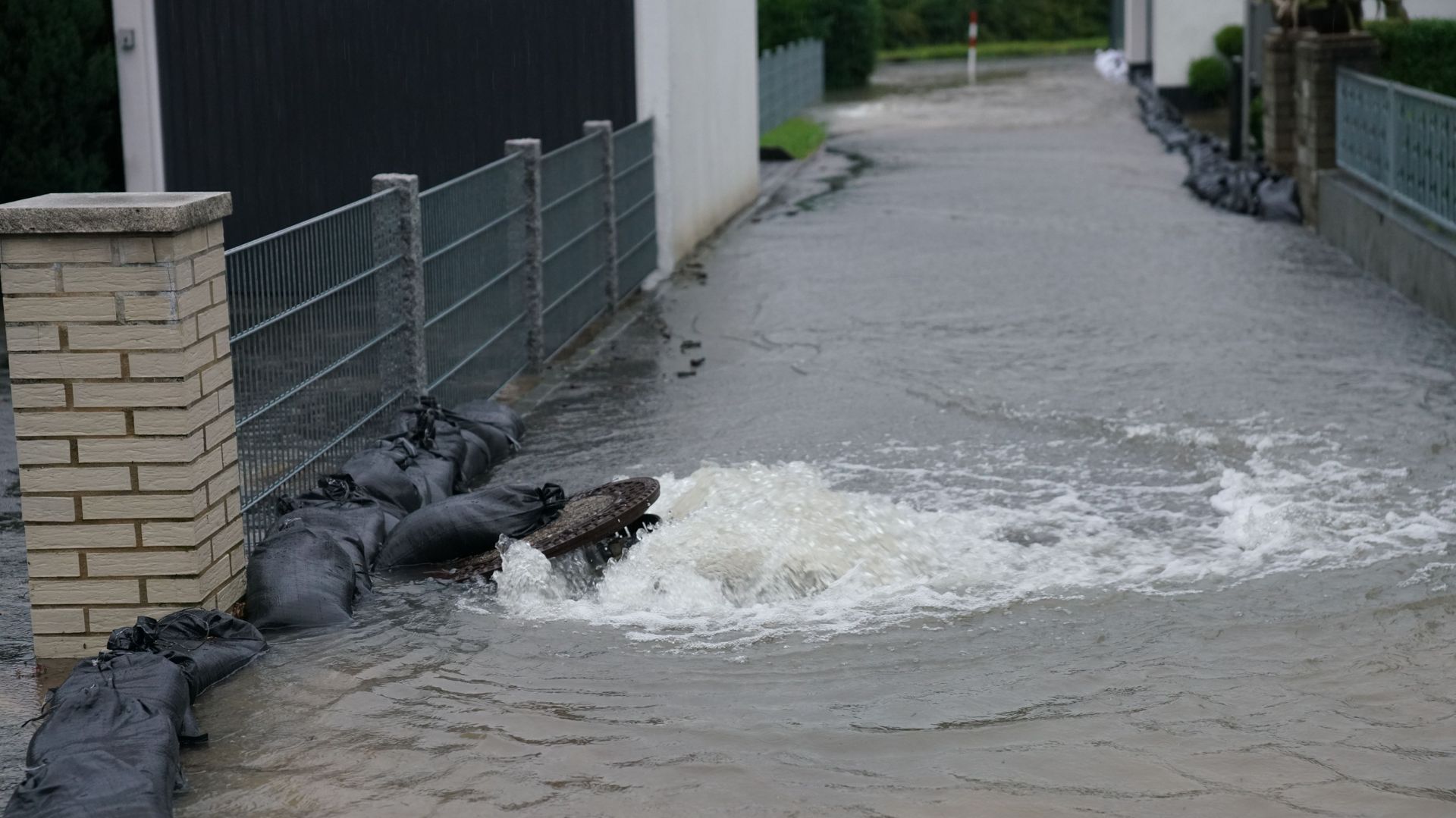 Aufgrund des Dauerregens waren teilweise die Straßen überflutet.