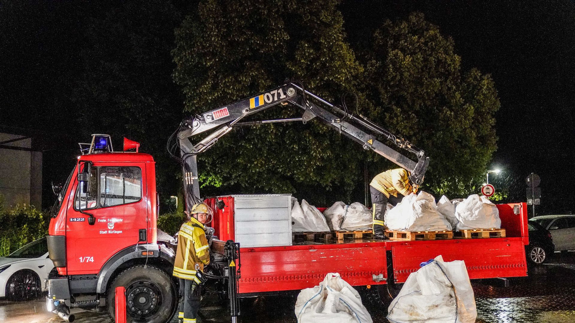 Mit Sandsäcken versuchten die Einsatzkräfte die Fluten zu kontrollieren.