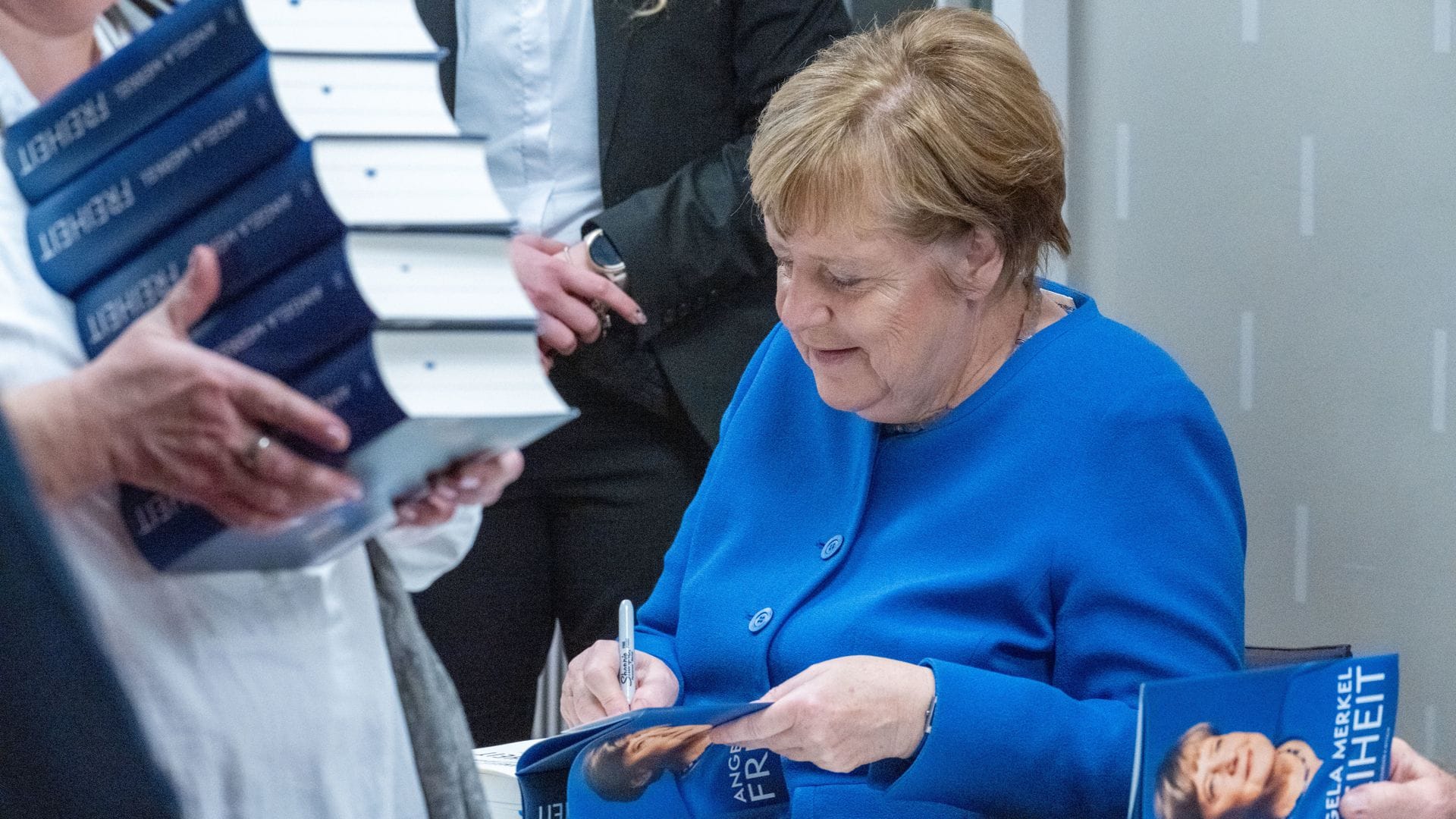 Angela Merkel signiert ihr Buch – das Werk mit 736 Seiten kostet 42 Euro.