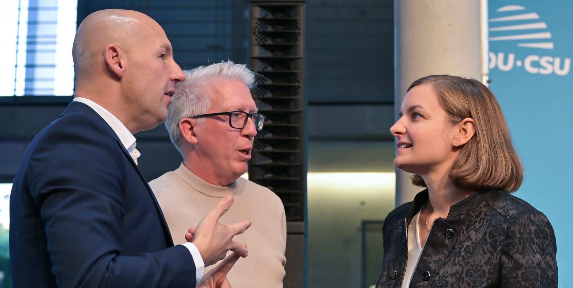 Marc Biadacz, CDU-Bundestagsabgeordneter für den Kreis Böblingen, im Gespräch mit dem Vereinsmanager der SV Böblingen, Harald Link, und der Geschäftsführterin des VfL Sindelfingen, Anne Köhler.