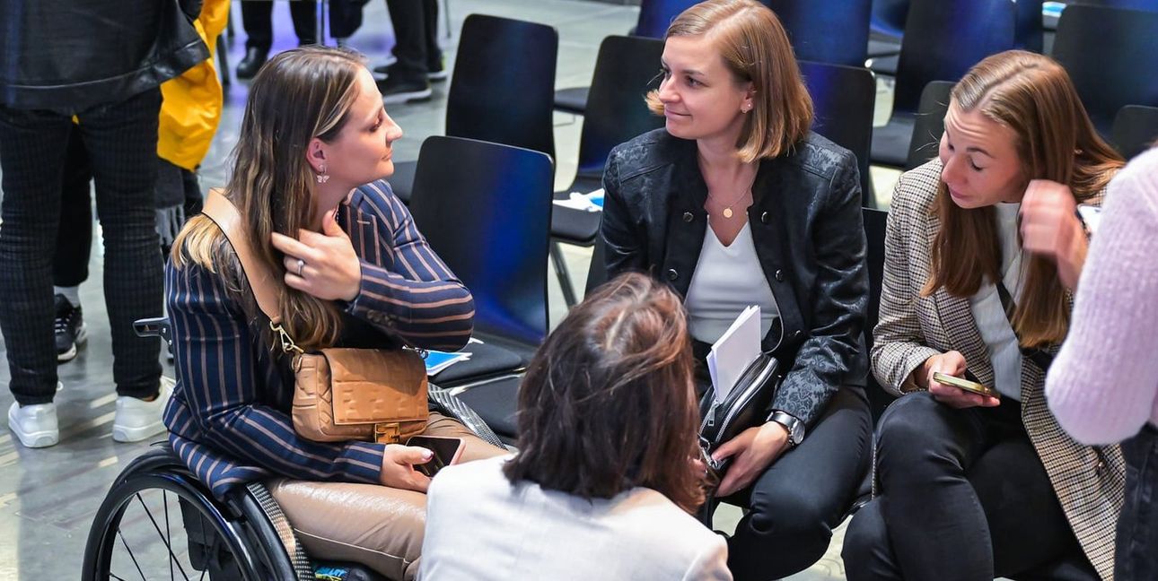 Am Rande des Sportkongresses unterhält sich Anne Köhler mit Kristina Vogel. Die erfolgreichste Bahnradfahrerin der Welt sitzt seit einem Trainingsunfall 2018 im Rollstuhl.
