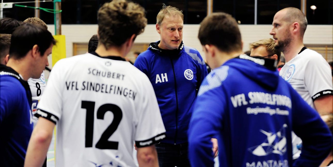Trainer Alexander Haas ist mit seinemTeam auf Ursachenforschung.Bild: Photostampe/A