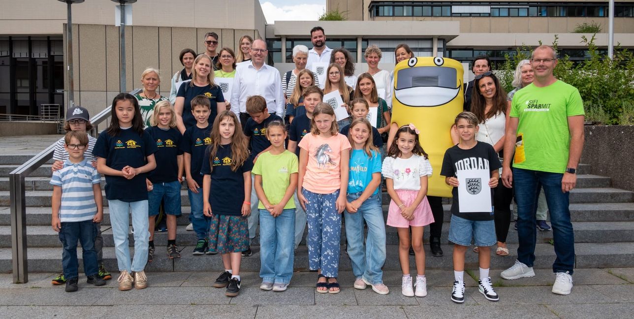 Gruppenbild mit Mülltoni und dem Oberbürtgermeister. Die jungen Helfer der Aktion „Saubere Stadt“.Bild: Stadt Sindelfingen