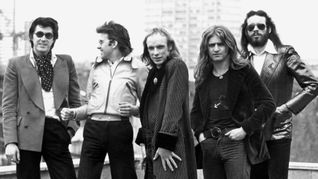 Mit der Band Roxy Music wurde Bryan Ferry (l.) in den 70er Jahren berühmt. Fast zeitgleich begann er eine Solokarriere. (Archivbild)