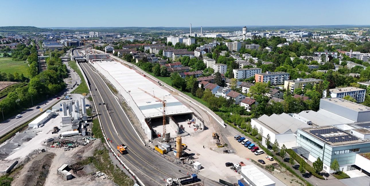 Die Fläche auf dem Deckel ist drei Hektar groß - das entspricht etwa vier Fußballfeldern. Hinzu kommen zwei Hektar Böschungsbereich. Die Aufnahme zeigt den Deckel von oben, wie er im Mai aussah.