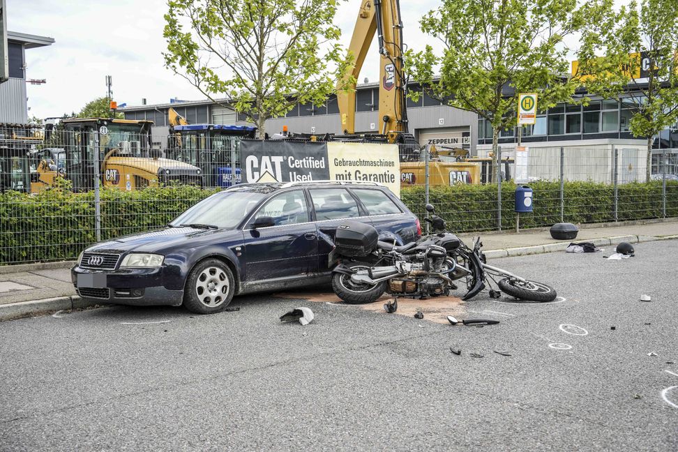 Der Motorradfahrer schleuderte gegen einen geparkten Audi.Bild: SDMG/Dettenmeyer