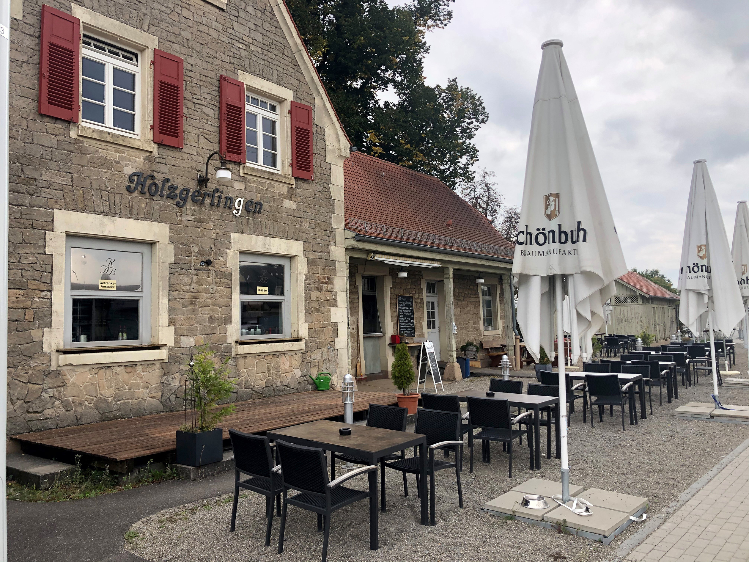 Nichts los bei schlechtem Wetter: Weil wegen der Corona-Pandemie zu wenig Gäste das Restaurant im Alten Bahnhof in Holzgerlingen aufsuchen, zieht Wirtin Irene Wild vor den kommenden Herbst- und Wintermonaten die Reißleine. Den Betrieb übernimmt ab März Michaela Arzt, seit 23 Jahren Wirtin des Café Schilling in Böblingen. Bild: Hamann