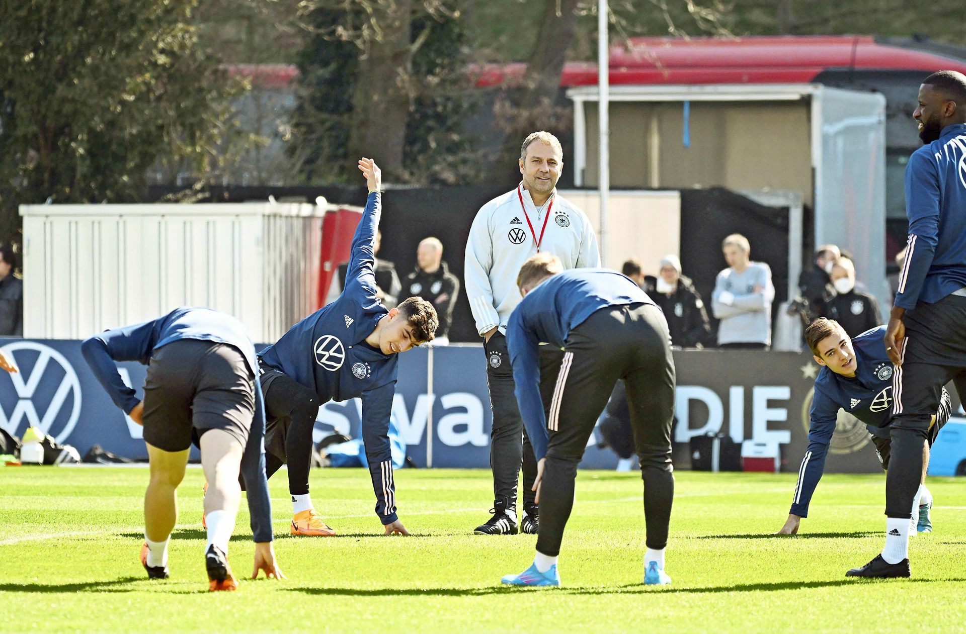Nur bei den Aufwärmübungen geht es für die Nationalspieler   entspannt zu –  ansonsten fordert Hansi Flick (im weißen Pulli) Entschlossenheit bei  den Einheiten in Frankfurt.
