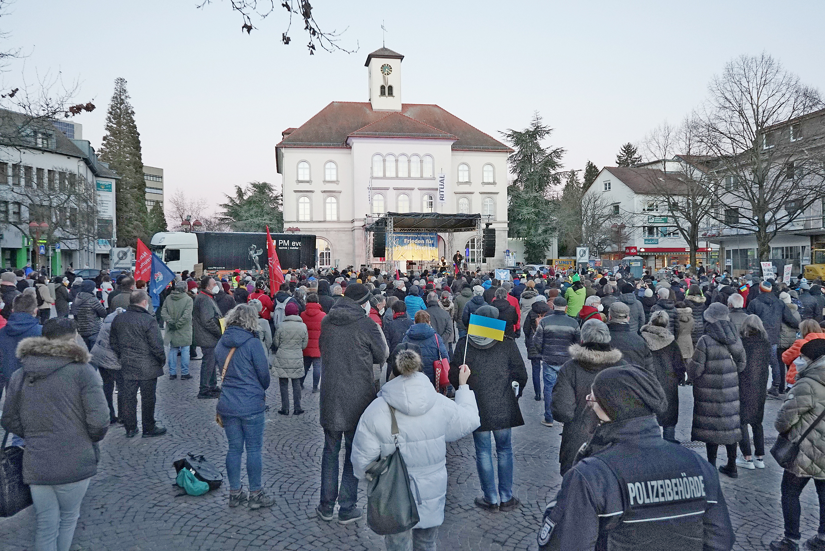 Alona Negrich ist zusammen mit ihrem Mann Arno Haas  bei der Friedenskundgebung  am ersten März auf dem Sindelfinger Marktplatz aufgetreten. Ihr selbt geschriebenes Lied "Die Ukraine weint" hat  dabei die Menschen tief berührt. Bild: Heiden /Archiv
