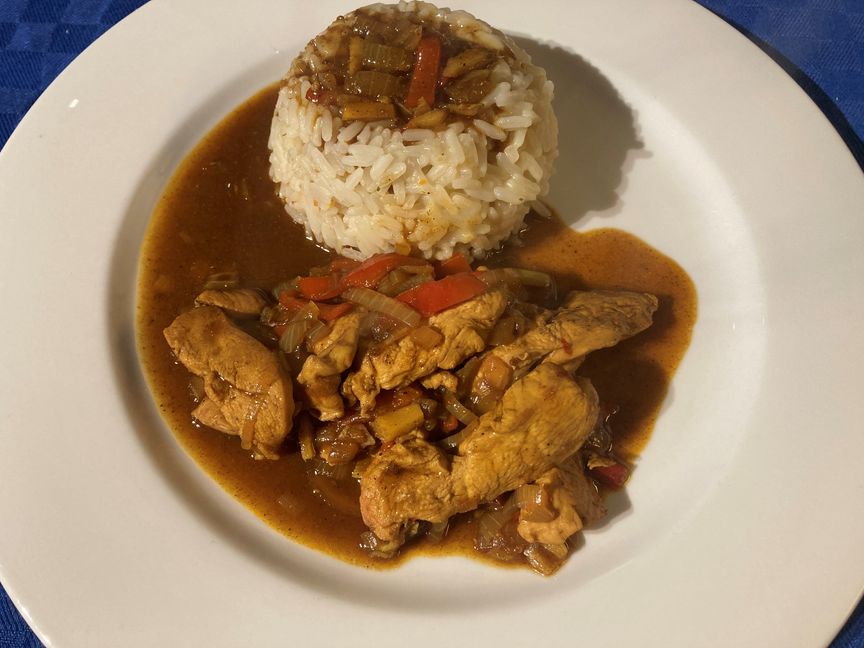 Aromatisch, praktisch, gut: ein Hühner-Curry.      Bild: Jung