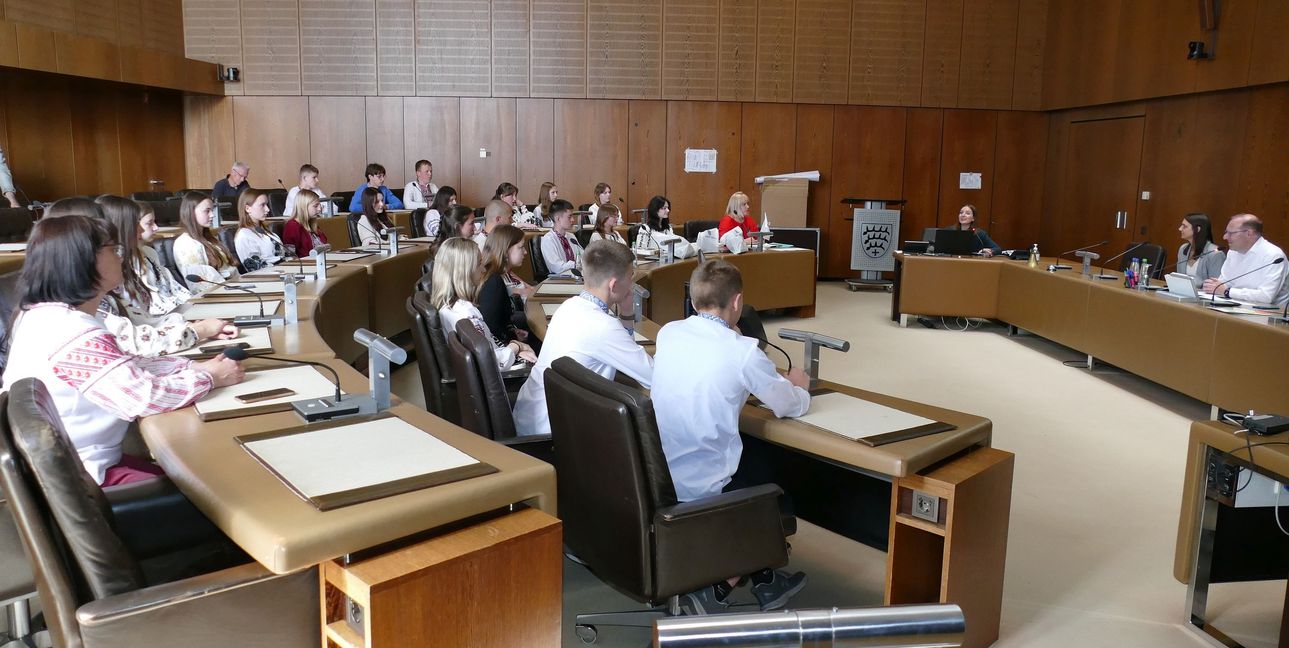 Die Gruppe aus Swjahel mit ihrer Begleiterin Tetiana Balaushko (im roten Kleid). Kateryna Batishcheva vom Hauptamt (hinten) übersetzte. Neben OB Dr. Vöhringer Natalie Pawlowski, ebenfalls Hauptamt.