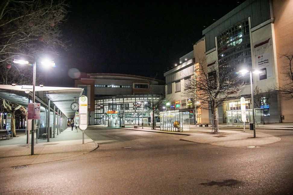 Der Sindelfinger Busbahnhof ist am Samstagabend nahezu menschenleer.  Bild: Dettenmeyer