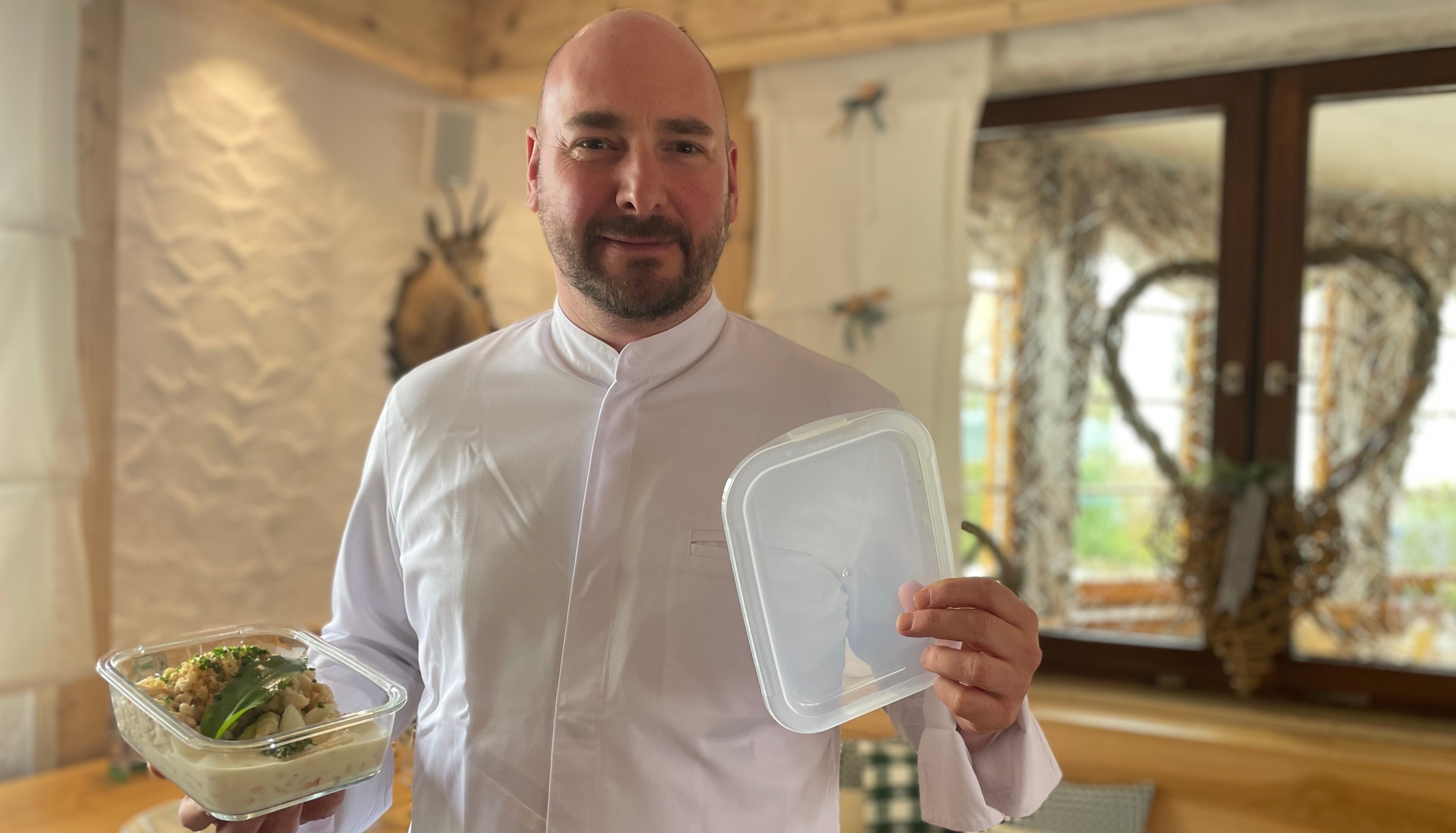 Spätzle in der Glasschale: Das gibt es bald im beim Spätzle Drive in Böblingen. Restaurant-Chef Timo Böckle ist bisher zufrieden mit dem neuen Mehrwegsystem, das er selbst zusammengestellt hat. Bild: Gospodarczyk