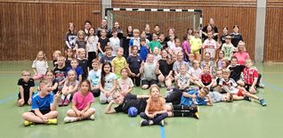 Gruppenbild in der Aidlinger Buchhaldenhalle. Doct wurde an diesem Tag Handbll gespielt. Bild: Sigmund Zweigart