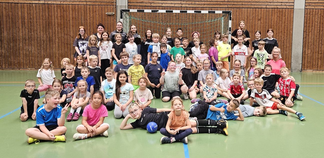 Gruppenbild in der Aidlinger Buchhaldenhalle. Doct wurde an diesem Tag Handbll gespielt. Bild:  Sigmund Zweigart