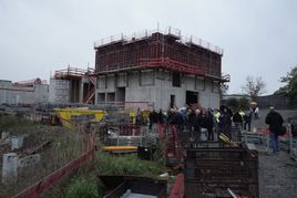 Die Baustelle der Kläranlage war eine Station bei der Baustellentour des Gemeinderats. Im Hintergrund Mitte der Rohbau des neuen Maschinenhauses.