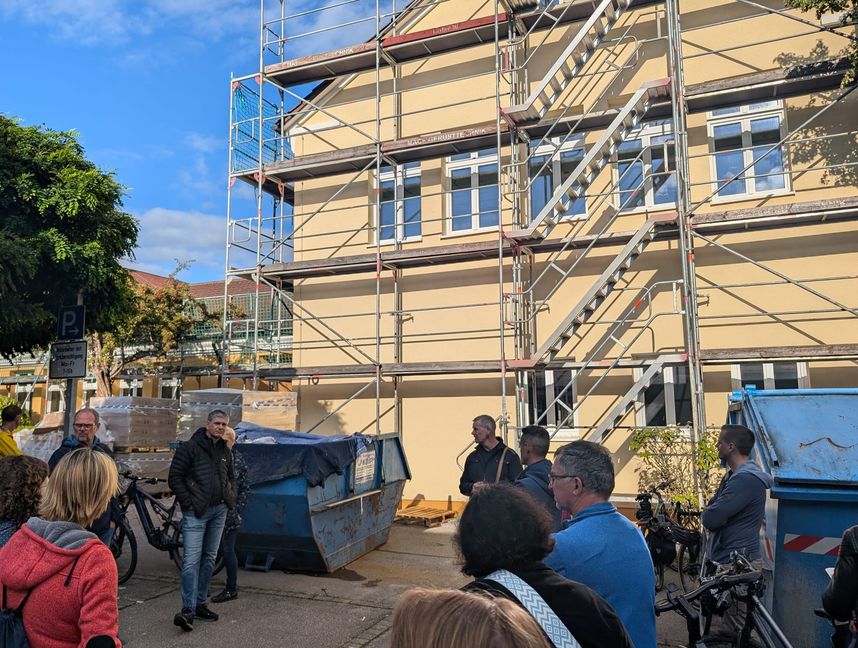 Die Holzgerlinger Gemeinderäte besichtigten unter anderem die Arbeiten an der Fassade des Heimatmuseums.