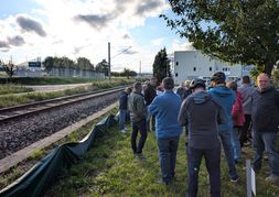 An der Bahnlinie ist ein neuer Gehweg zur Freien Evangelischen Schule geplant.