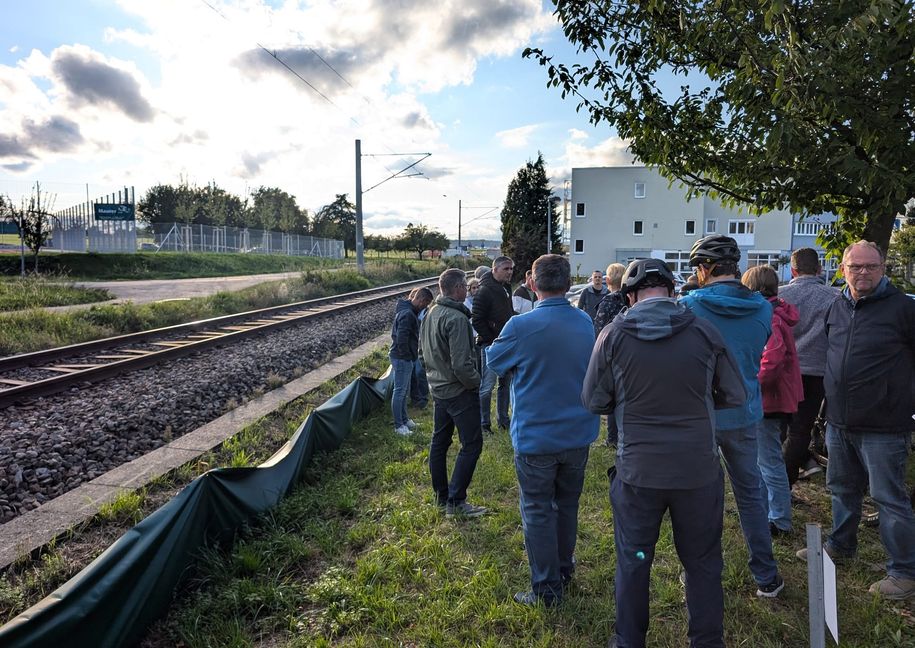 An der Bahnlinie ist ein neuer Gehweg zur Freien Evangelischen Schule geplant.