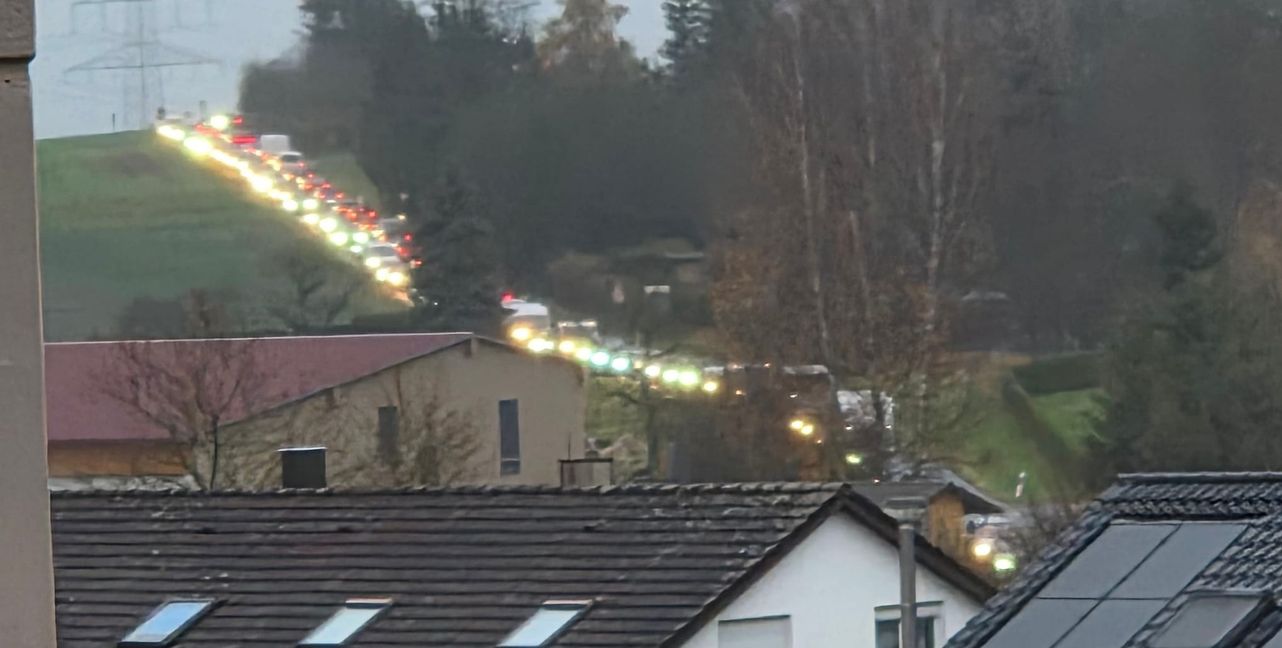 Der Berufsverkehr wich über den „Eierpass“ aus und kam dort zeitweise zum Stillstand.