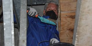 Werner Deininger reinigt den Nistkasten im Kirchturm im Sindelfinger Wohngebiet Viehweide.