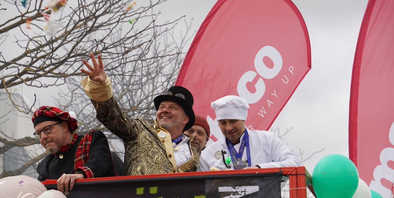 Manuel Zimmerer, Bela Stahl und OB Dr. Stefan Belz werfen Kamelle.