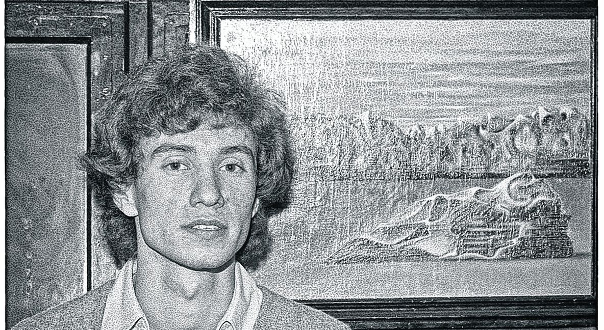 Zweimal Roland Emmerich: Der Filmregisseur hat in den 1970er Jahren seine Gemälde mit surrealistischen Landschaften in der Galerie Claqoise an der Wurmbergstraße bei Gisela Soukup, Ulrich Holthausen und Manfred Zöller ausgestellt (linkes Bild) und sitzt auf den Zweirädern der elterlichen Firma in Maichingen als Modell für die Fotografen. Bilder: Helmut Bail/ Solo
