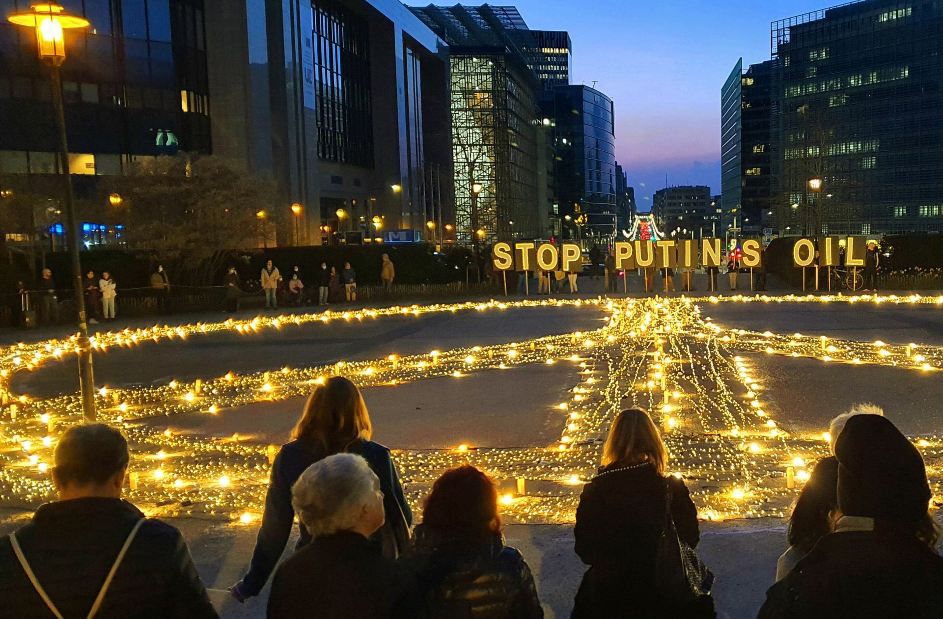 Trotz hoher Energiepreise werden die Stimmen für ein Öl-Embargo gegen Russland – wie hier einer Demonstration in Brüssel – immer lauter.