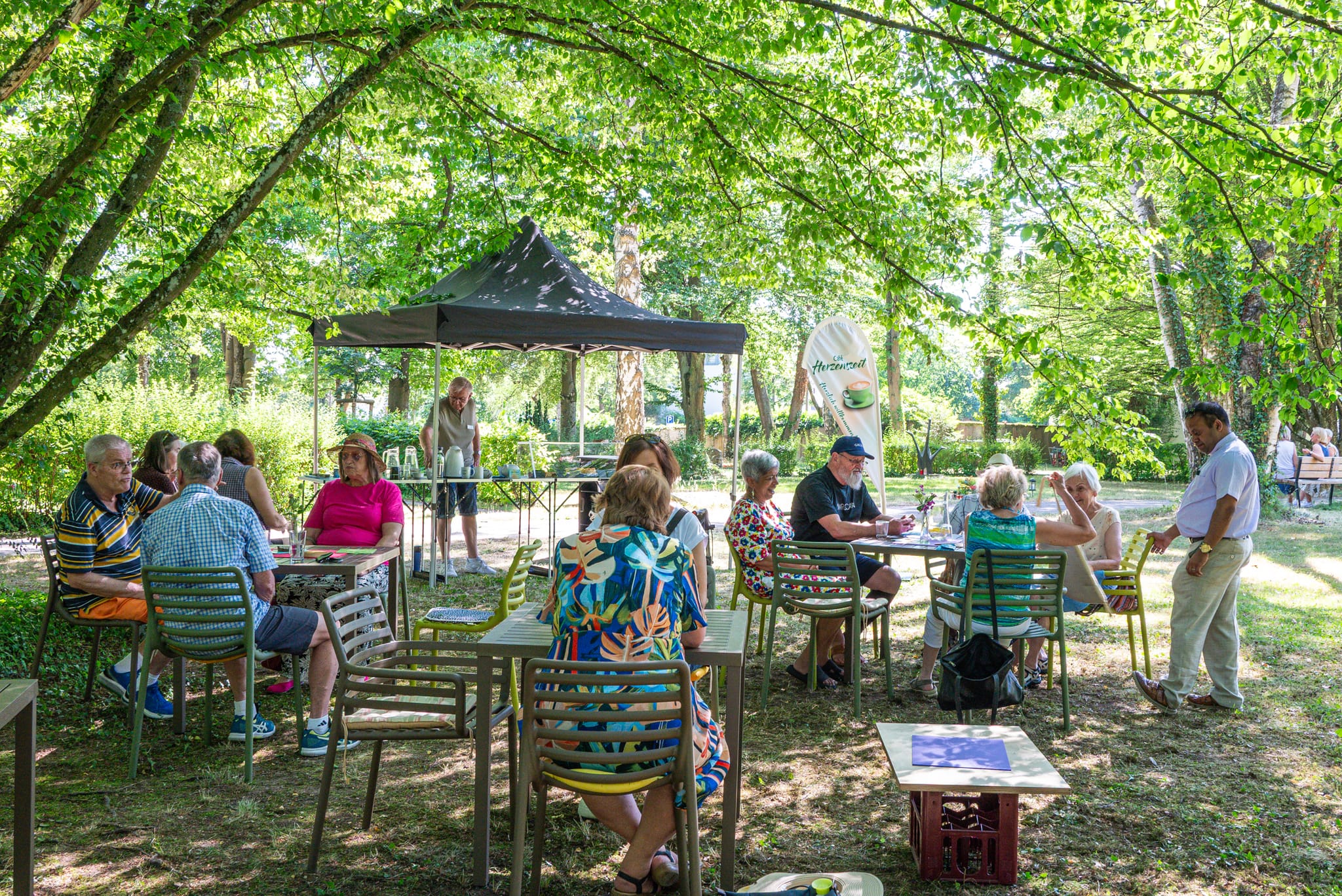 Unter den großen Bäumen im Burghaldenfriedhof herrscht eine heitere Stimmung beim Café Herzenszeit.