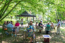 Unter den großen Bäumen im Burghaldenfriedhof herrscht eine heitere Stimmung beim Café Herzenszeit.