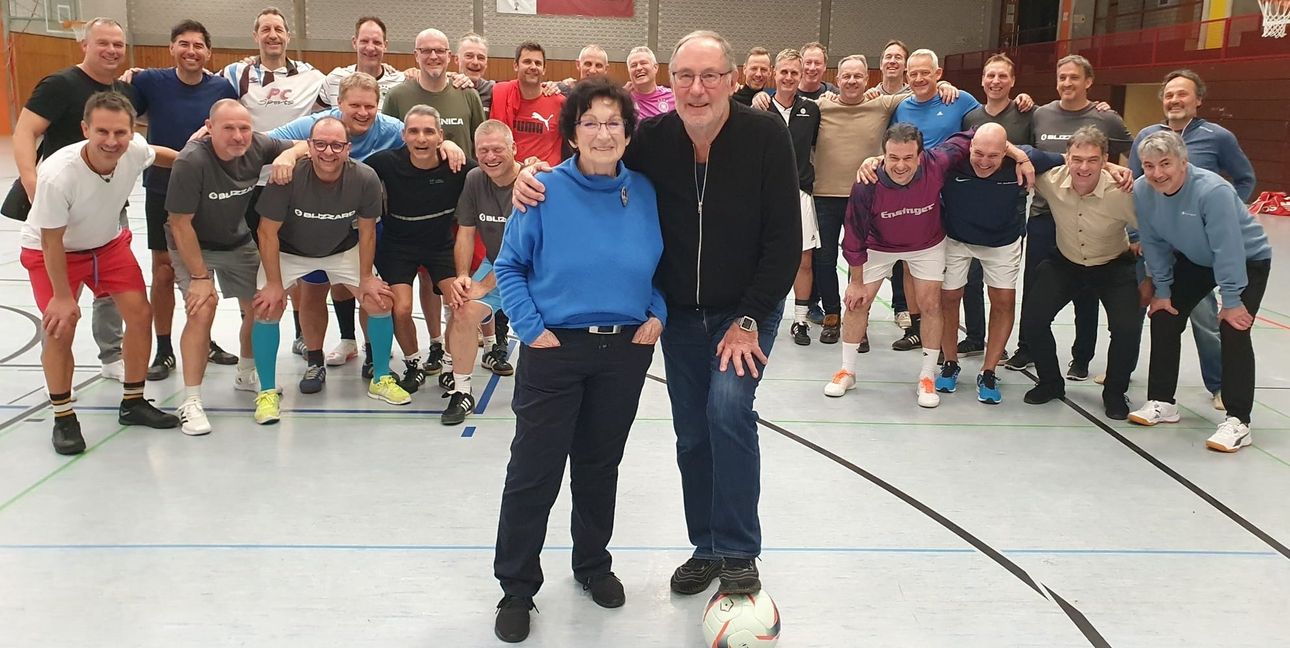 Einige Kicker sind noch fit genug für eine Runde Fußballtennis. Bei anderen sind die Knochen zu morsch. In der Mitte: Isolde und Rainer Willfeld. Im Hintergrund im beigefarbenen Pulli: Alexander Zorniger. Ganz links in Weiß ist Egbert Schwartz, dahinter Jürgen Wegner. Frank Sieber ist der Dritte von links in der hinteren Reihe und schräg davor im blauen Trikot Denis Tuksar.