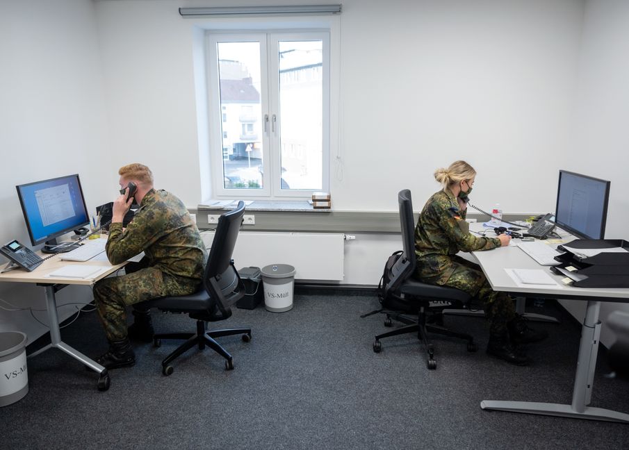 So wie in Nordrhein-Westfalen helfen ab Montag Bundeswehrsoldaten bei der Bewältigung der Corona-Krise. Sie unterstützen das Gesundheitsamt im Kreis Böblingen bei der Kontaktnachverfolgung von Neuinfizierten.                 

Bild: Bernd Thissen/dpa-Picture Alliance