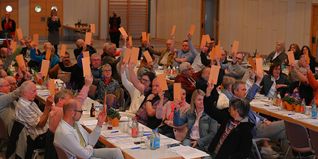 Die 51 in der Magstadter Festhalle anwesenden Vertreter (von 103) der VR-Bank Magstadt-Weissach stimmten geschlossen für eine Fusion mit der Vereinigte Volksbanken eG.