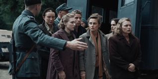 Rosa und andere Frauen werden von der SS zwangsrekrutiert.