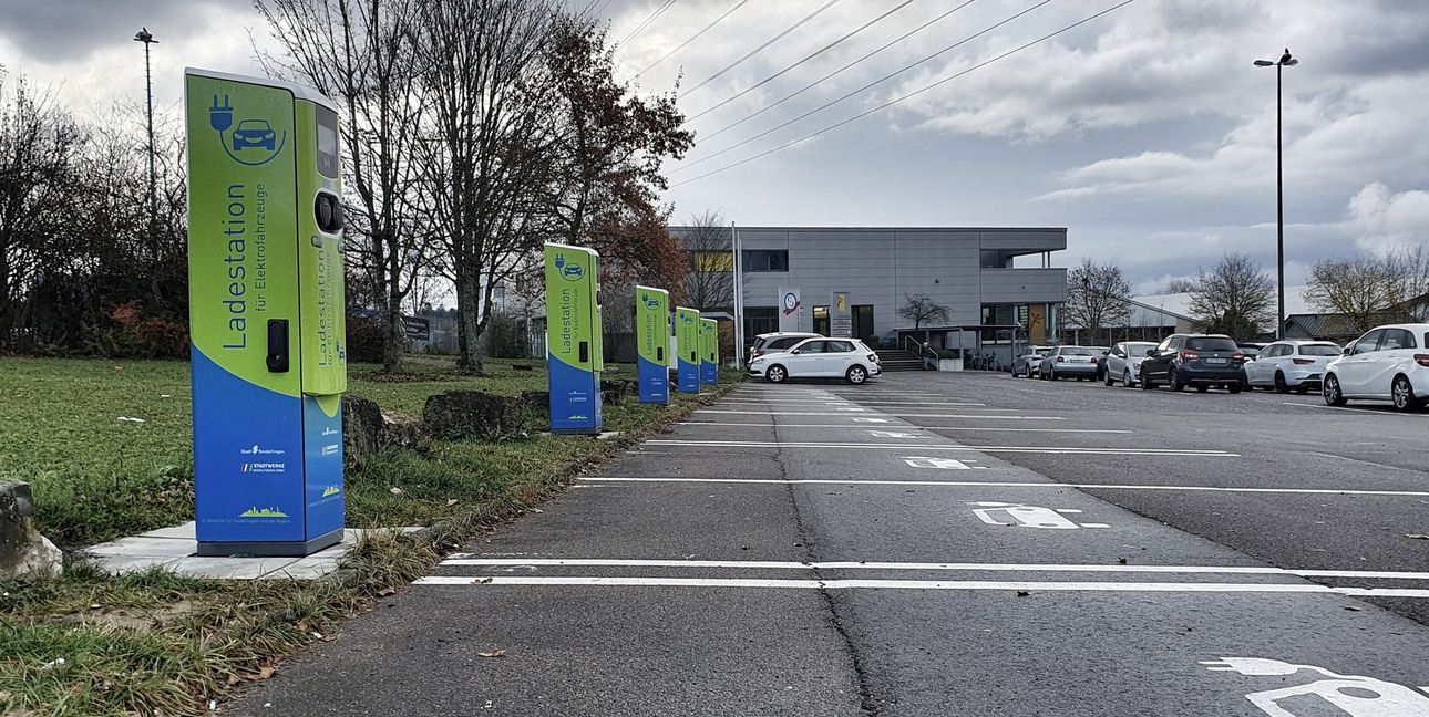Ladesäulen stehen schon, Markierungen sind auf dem Parkplatz auch erneuert. Was fehlt, ist das große Ganze.Bild: Wegner