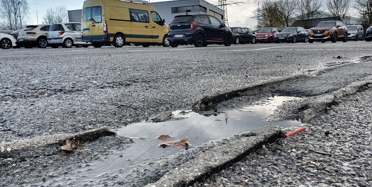2017 stellte die SPD den Antrag, den Glaspalast-Parkplatz zu erneuern. Das ist bisher nicht passiert. Heute sieht die Oberfläche so aus.Bild: Wegner