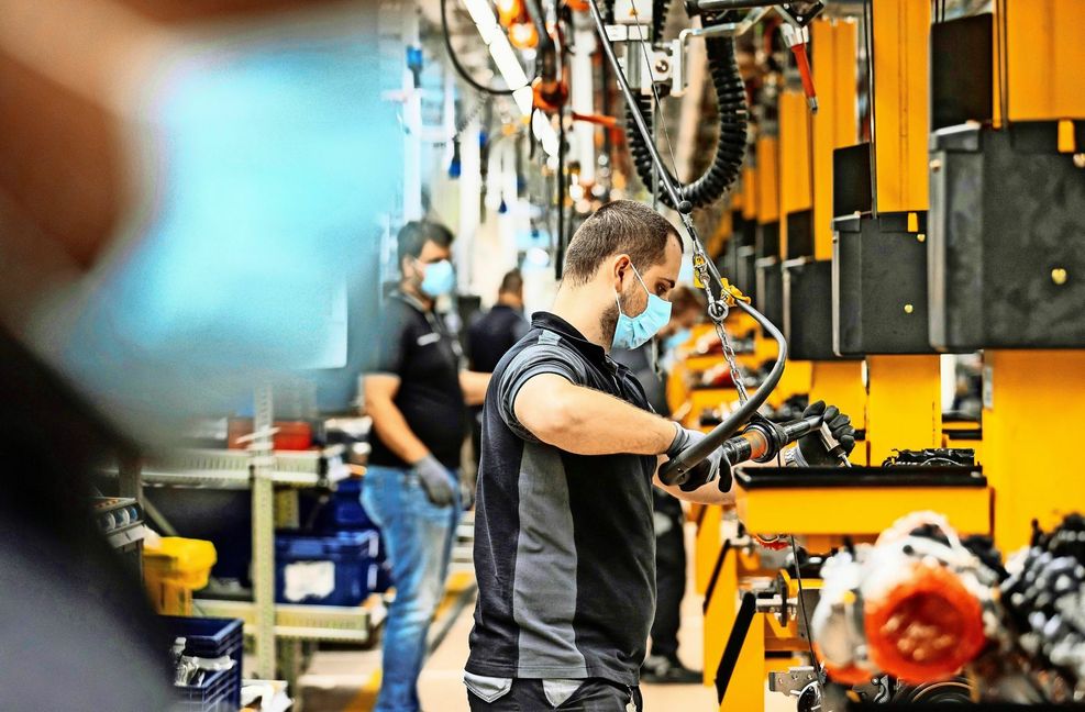 Eine Kombination aus traditioneller Fertigung sowie aus Entwicklung, Produktion und Montage rund um die E-Mobilität soll die  Beschäftigung in Untertürkheim sichern. Foto: Daimler