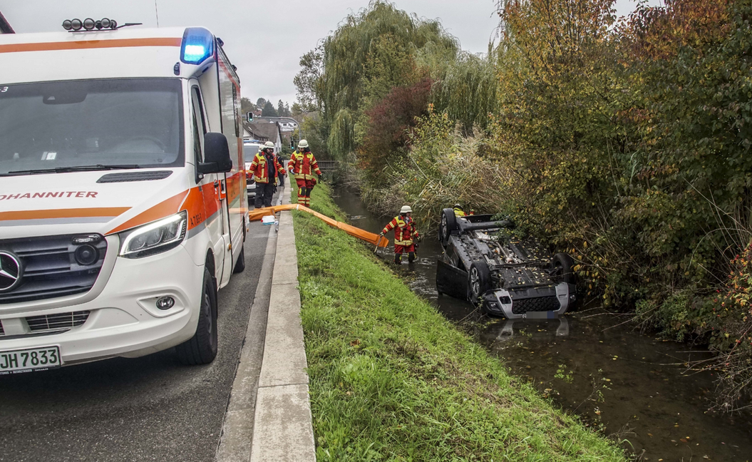 Das Auto blieb auf dem Dach liegen. Bild: SDMG/Dettenmeyer