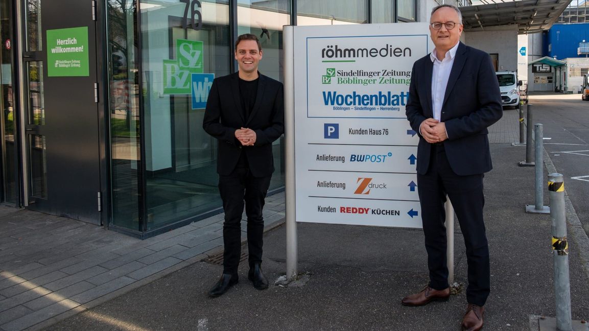 Florian Wahl (links) und Andreas Stoch vor dem Verlagsgebäude von Röhm Medien.