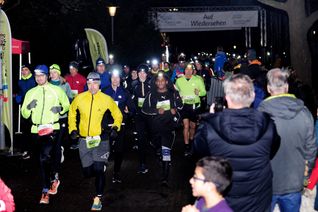 Im vergangenen Jahr leuchteten die Läufer beim Sindelfinger Night Run rund um den Glaspalast. Bild: photostampe/A